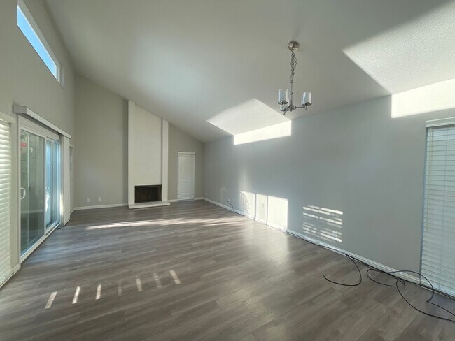 Foto del edificio - SPACIOUS 2BD/2BA CONDO IN ALAMDEA (BAYFARM ISLAND)!!! Available 02/01/2026