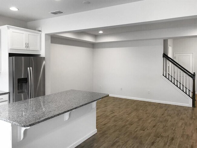 Building Photo - 5016 Skyview Ln