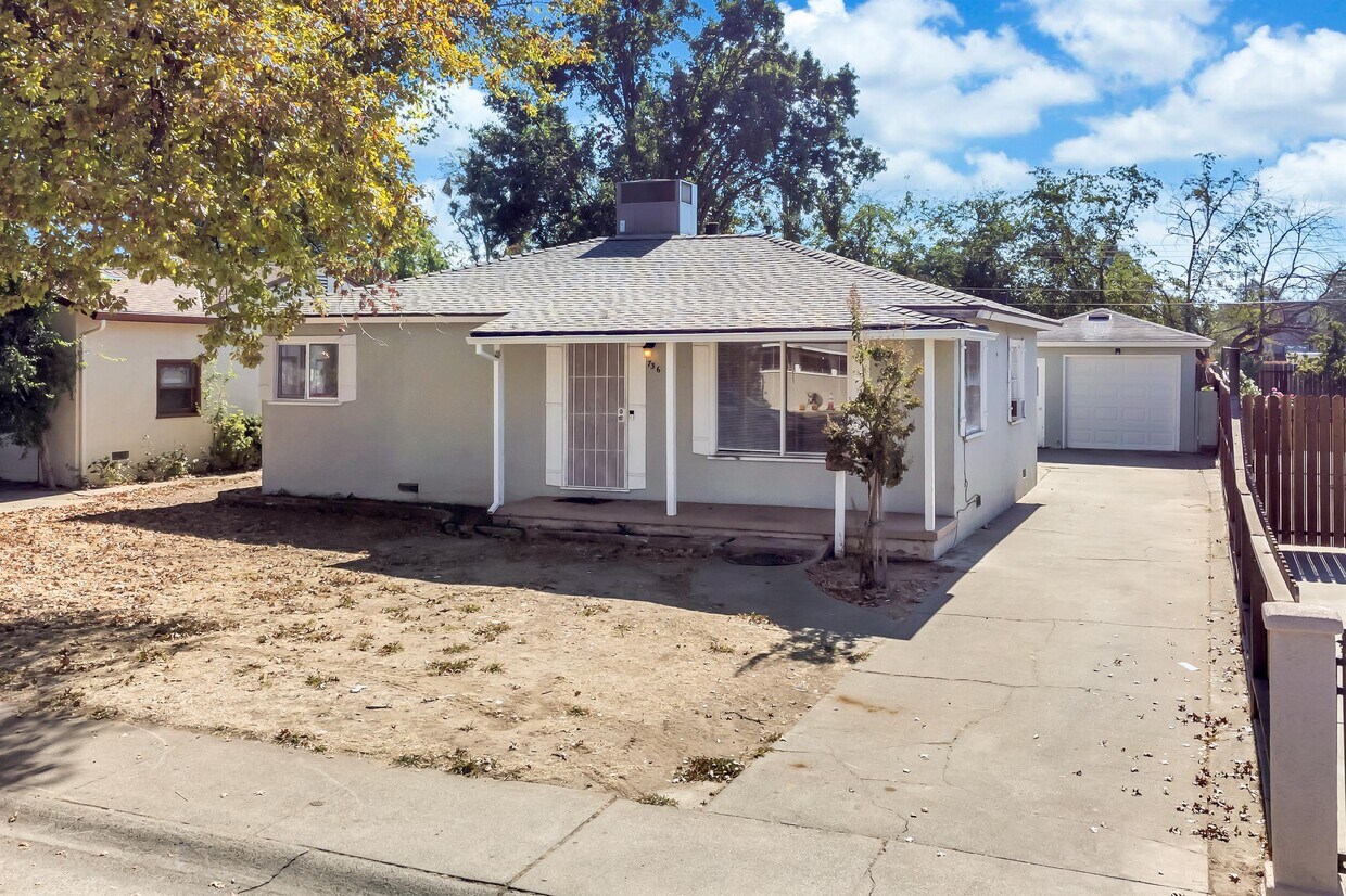 Primary Photo - 736 Las Palmas Ave