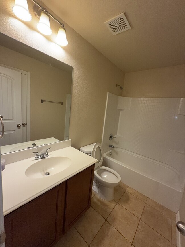 Foto del edificio - 4/2/2 Located in Treaty Oaks Subdivision !
