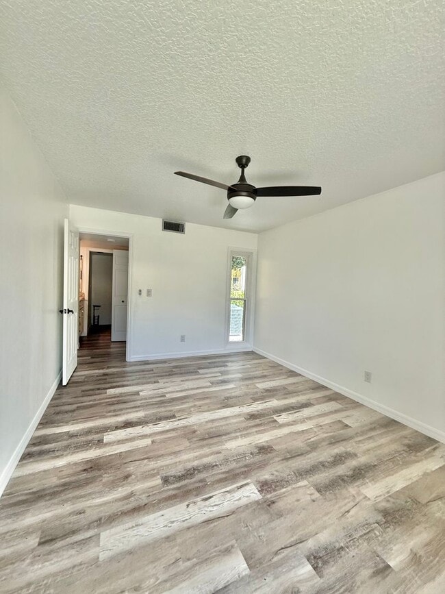 Building Photo - Stunning 2/2 1st floor condo in Downtown!