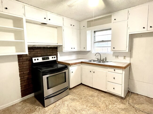 Building Photo - 1527 1st Ave SW