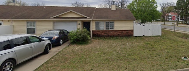 Cozy 2 bedroom, 1.5 bath, 1 car garage. Lawn care is included in the rent!! This is a NO PET PROP... - Cozy 2 bedroom, 1.5 bath, 1 car garage. Lawn care is included in the rent!! This is a NO PET PROP... House