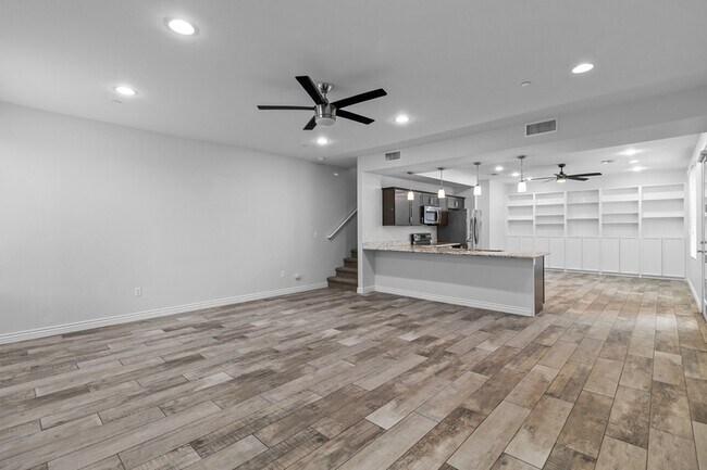 Foto del edificio - 1742 E Cheery Lynn Rd