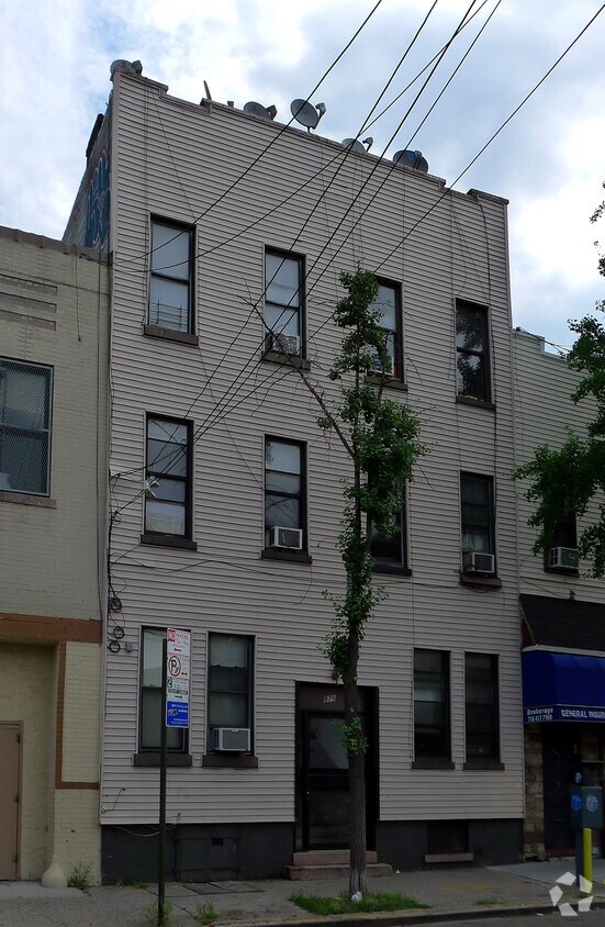 Primary Photo - 879 Cypress Ave