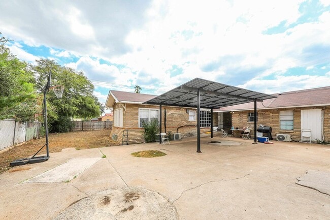 Building Photo - 1402 Corpus Christi St