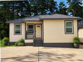 Building Photo - 11187 Greenway Dr