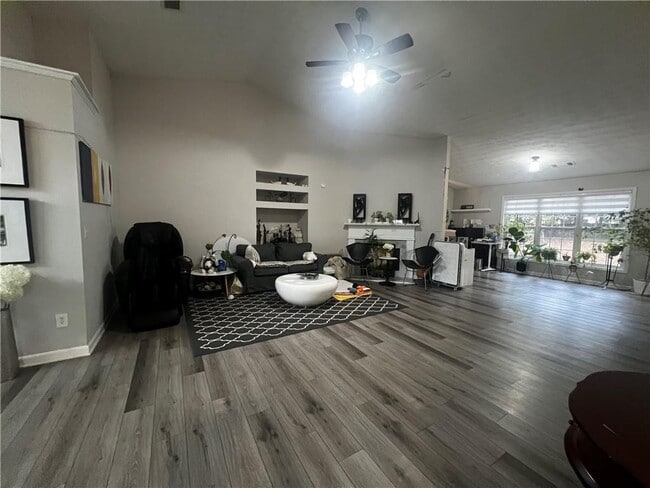 Foto del edificio - 130 Morning Glen Dr