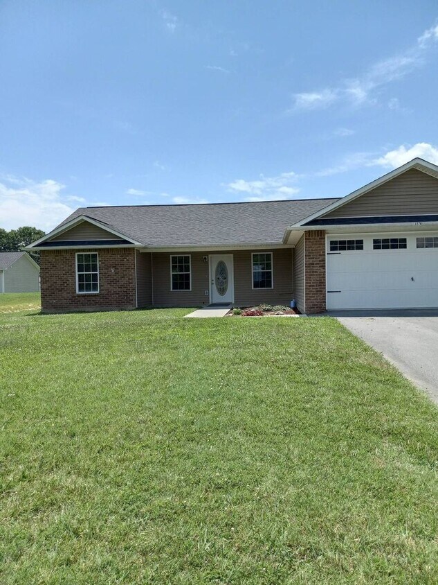 Foto principal - Now accepting application for 3 bedroom 2 bath brick home in White Pine, TN