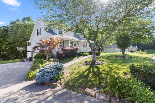 Foto del edificio - $500.00 OFF JANUARY RENT!! Soddy Daisy Oasis! 3 beds, 2.5 baths, huge garage & yard!