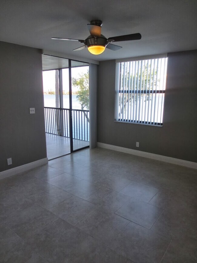 Foto del edificio - 118 Lake Emerald Dr