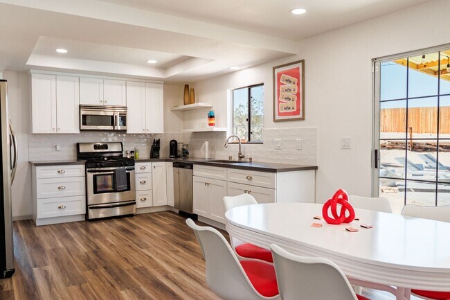 Building Photo - 73382 Sunnyvale Dr