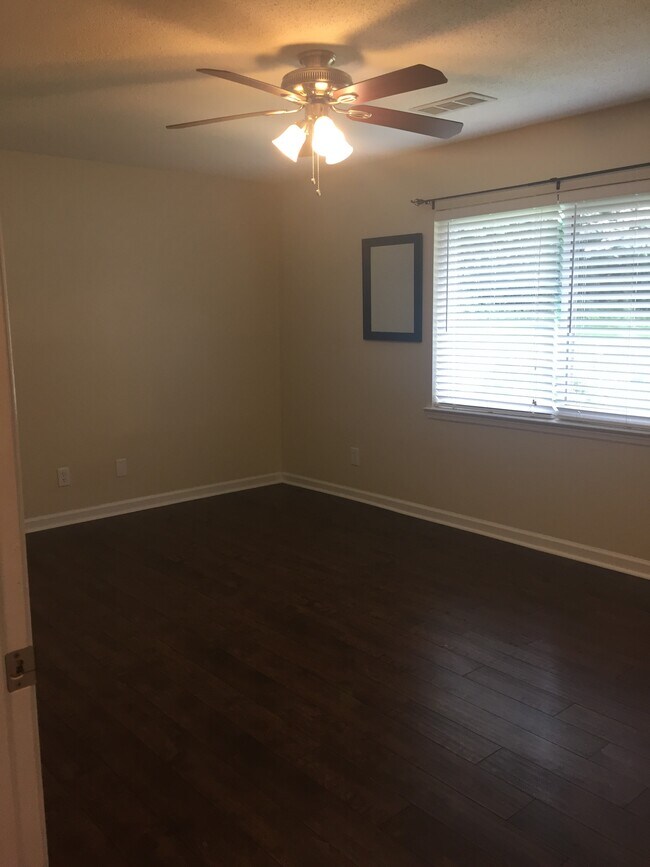 Large master bedroom. - 6080 Old Dayton Pike
