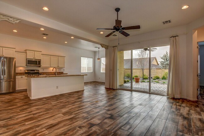 Building Photo - Beautiful 2 Bedroom with Den in Quailwood!