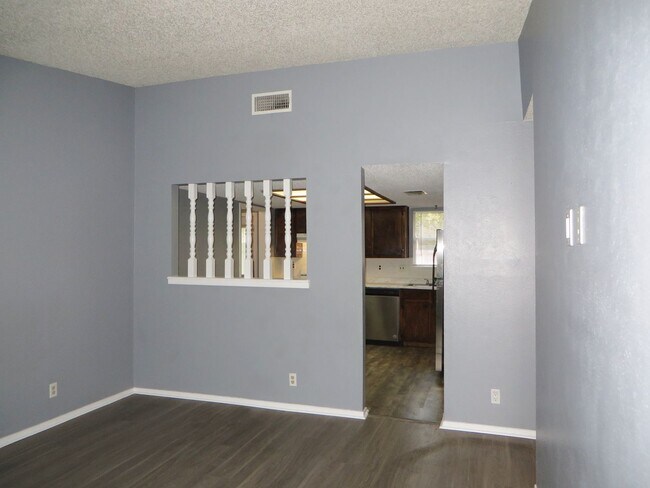 Building Photo - 663