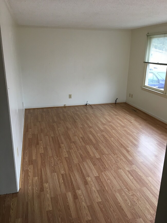 Foto del edificio - Radford 3 Br/2 Ba, Available July 10th