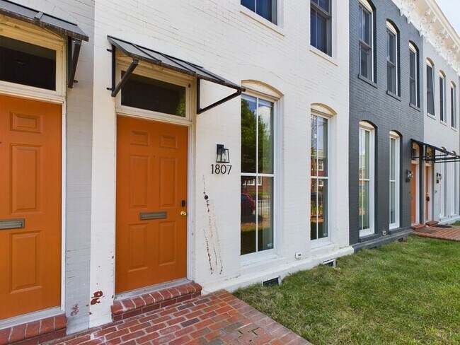 Building Photo - 1807 W Cary St