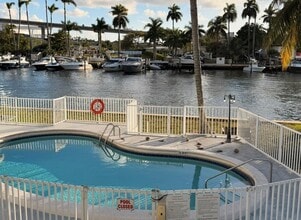 Building Photo - 1610 NW N River Dr