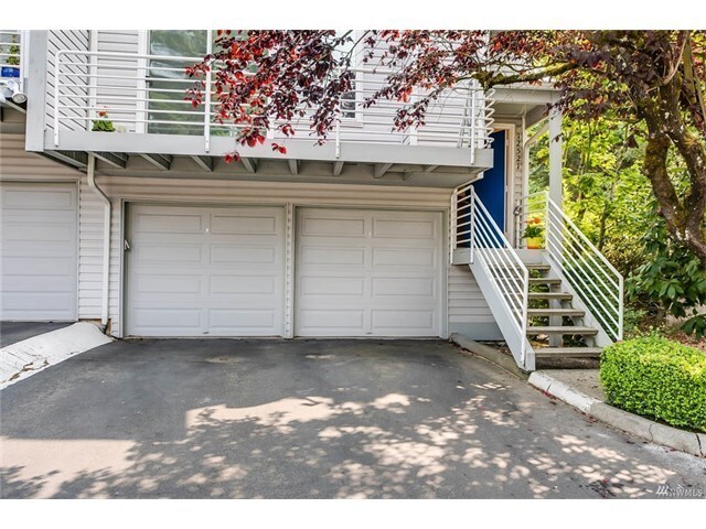 Foto del edificio - Beautiful 2 Bed 1.5 Bath in Sought After Woodridge, Bellevue.