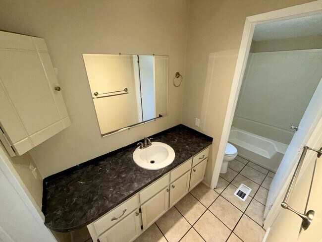 Foto del edificio - 54 Windy Hill Rd