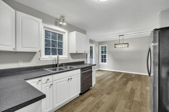 Foto del edificio - Charming 3BR/3BA Home with Lawn Care Included - Prime Simpsonville Location!