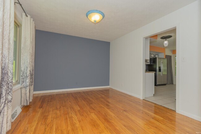 Foto del edificio - 5122 Woodridge Dr