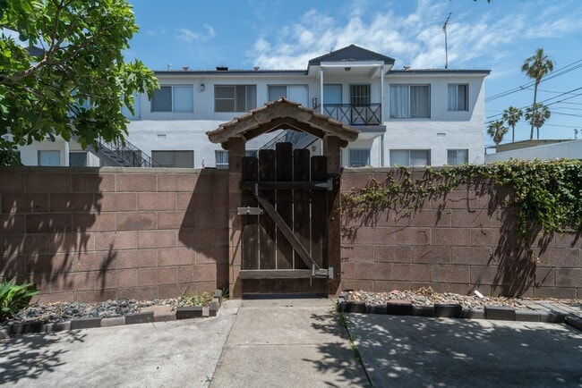 Foto del edificio - ~ Unique 1-Bedroom bungalow with private front and back patio ~ Great for Pets!!