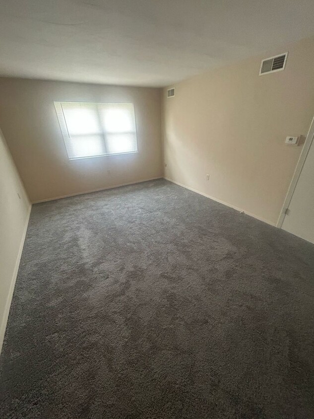 Building Photo - 309-311-311 Robinhood Ln