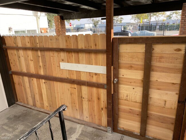 Foto del edificio - 3 br, 2 bath House - 14507 Larch Avenue