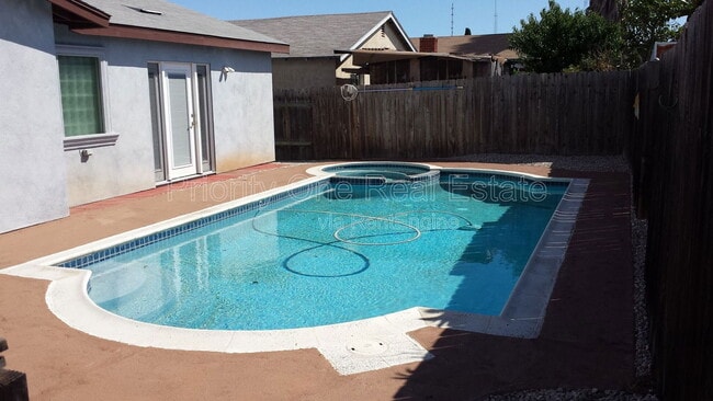 Building Photo - 10360 Londonderry Ave