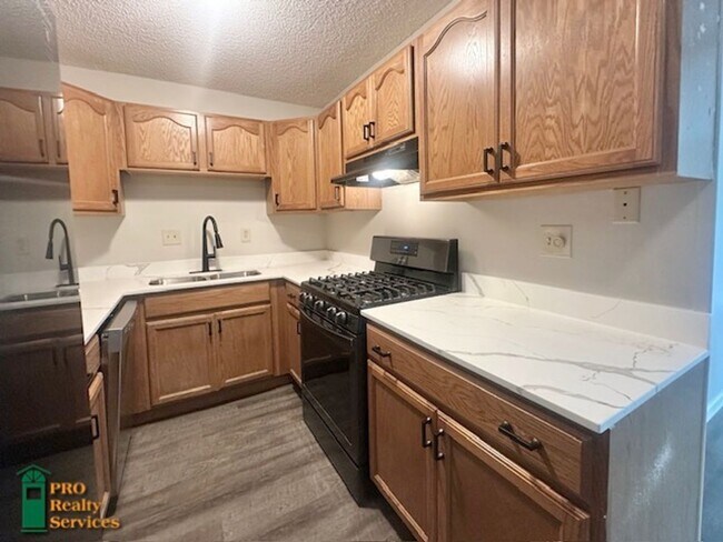 Building Photo - Recently Remodeled 1 Bedroom Condo