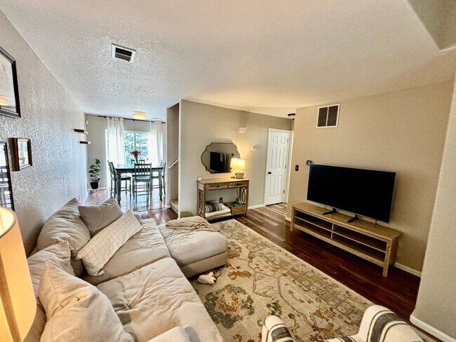 Foto del edificio - Spacious 2 Bed 2.5 Bath Townhouse in Northeast Fort Collins