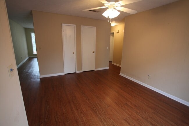 Foto del edificio - Charming 3BR/1BA Duplex in Convenient Location
