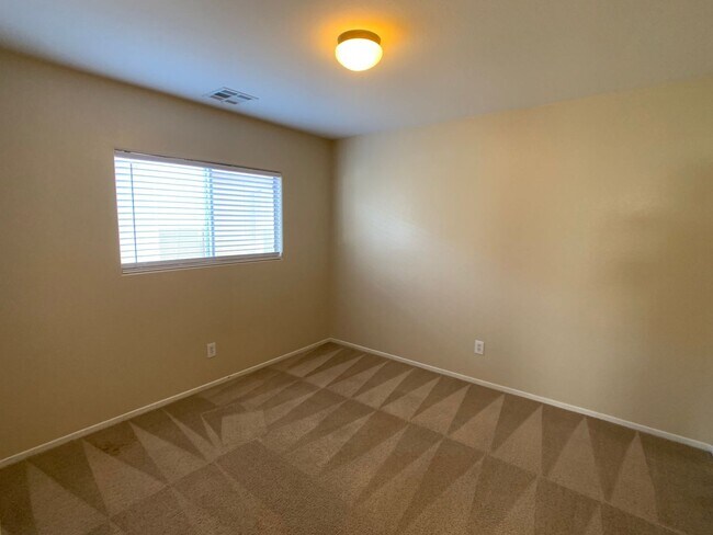 Building Photo - Upgraded 3 bedroom home with loft and den....