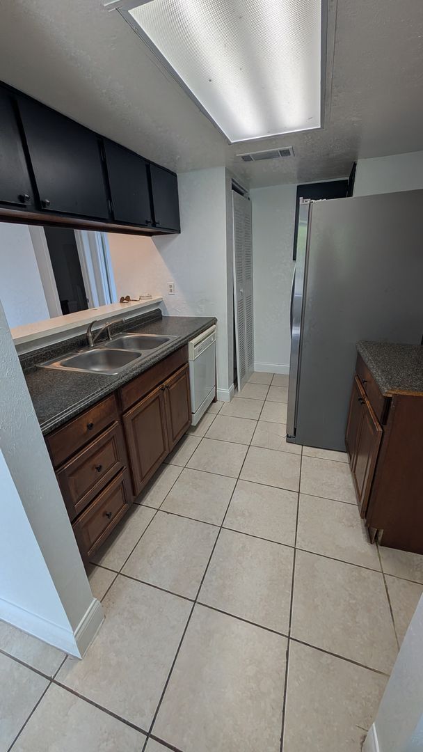 Foto del edificio - One Bedroom with balcony.
