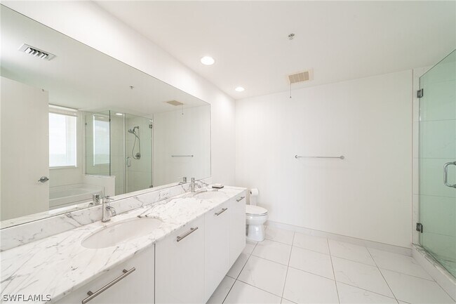 Foto del edificio - 3000 Oasis Grand Blvd