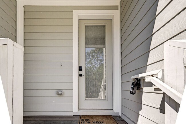 Building Photo - Traditional, Spacious, and Ridiculously Well-Located