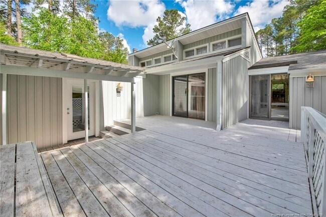 Foto del edificio - 3305 Hutton Pl