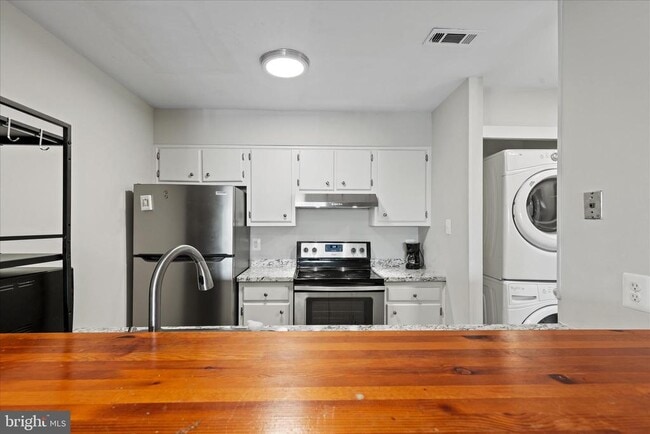 Building Photo - 3911 Woodhue Pl