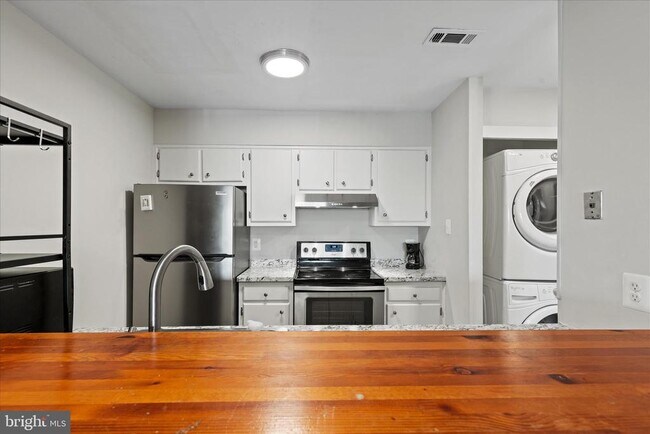 Foto del edificio - 3911 Woodhue Pl