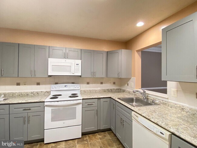 Building Photo - 3319 Hollow Ct