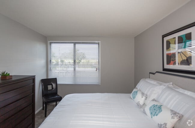 2BR, 2BA - 1000 SF - Edgewater Apartments