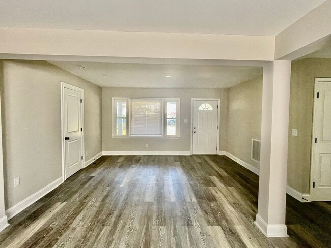 Building Photo - Welcome to this beautiful 4 bedroom, 2 bathroom home located in Lowell, NC.