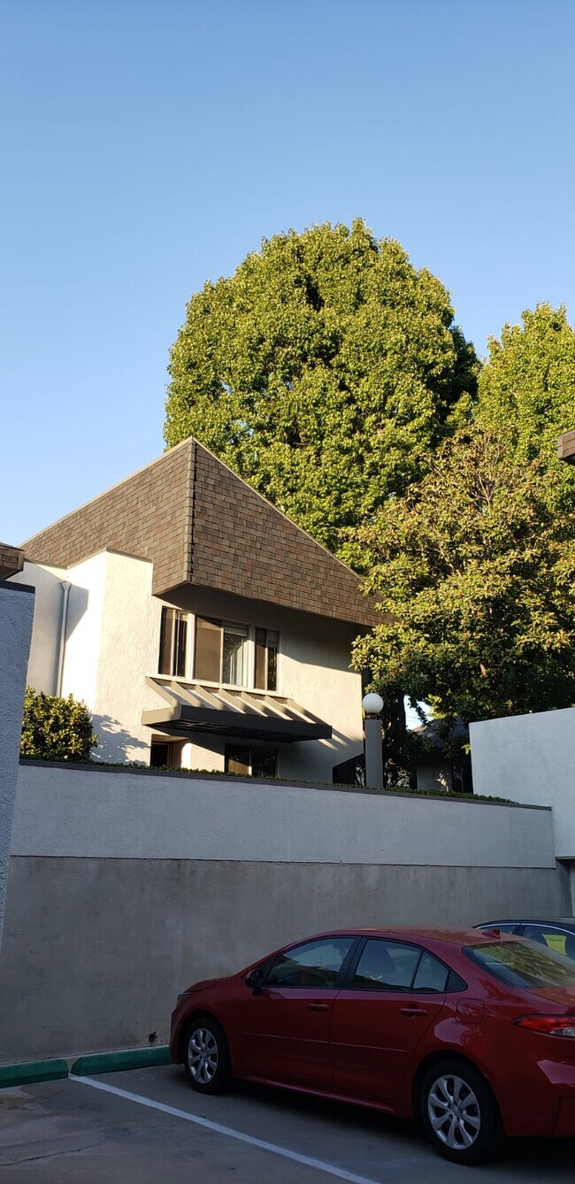 Foto del edificio - 6850 Lampson Ave
