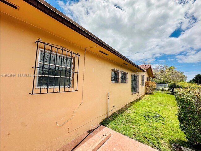 Foto del edificio - 6241 SW 2nd St