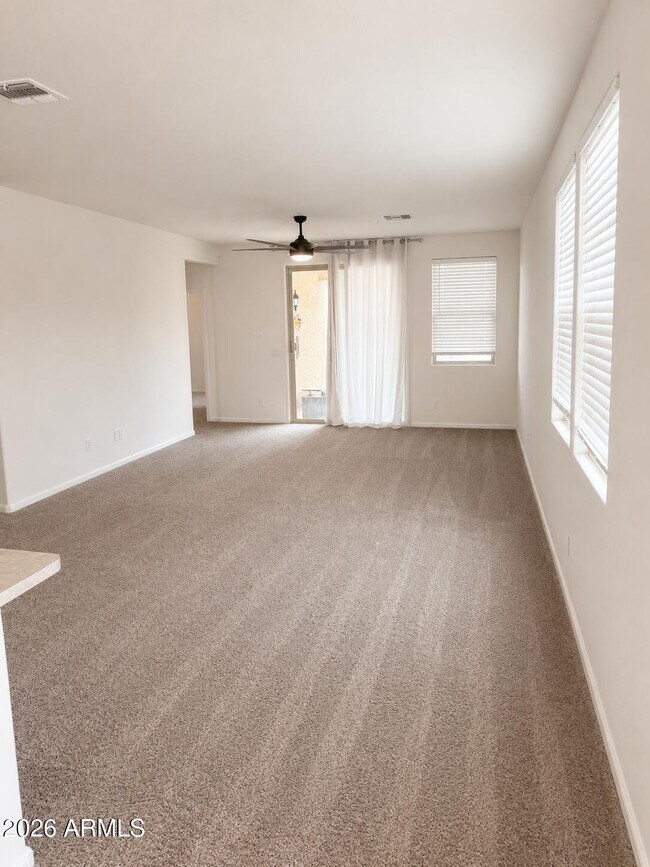 Foto del edificio - 12552 W Midway Ave