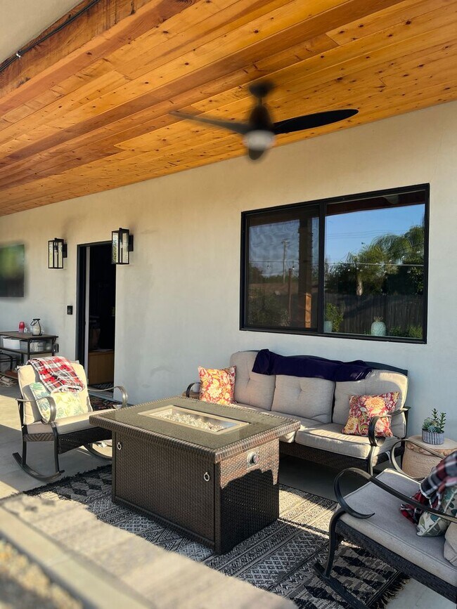 Foto del edificio - Backyard Cottage-Newer 2 Bedroom/2 Bath Unfurnished/Furnished Oasis for Lease