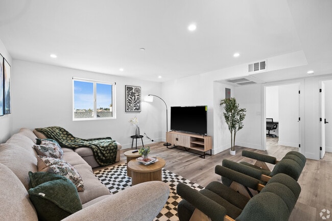 Building Photo - 3430 Walton Ave