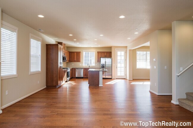 Foto del edificio - Gorgeous Townhome In A Great Location With...