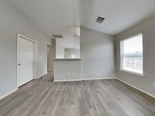 Building Photo - 2401 Poppy Ln